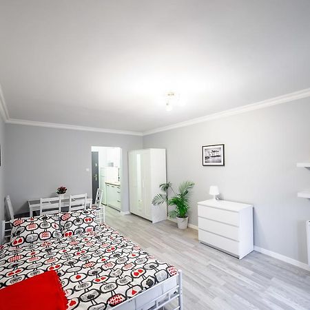Apartamento Apartament Grójecka Korotyńskiego Varsovia Habitación foto